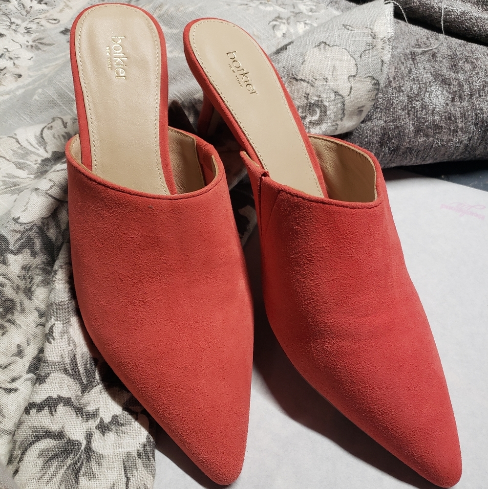 Ladies slip on shoes, size 8 like new